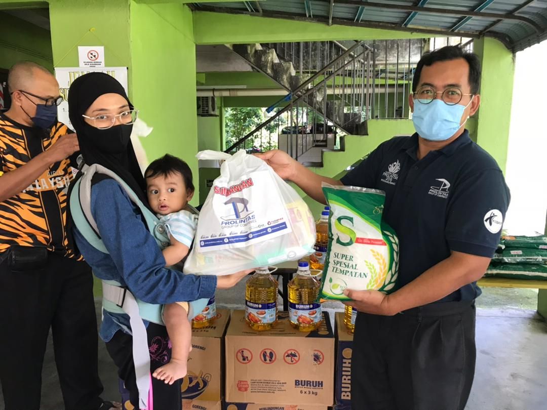400 Families Receive Ramadan Raya Groceries - 6