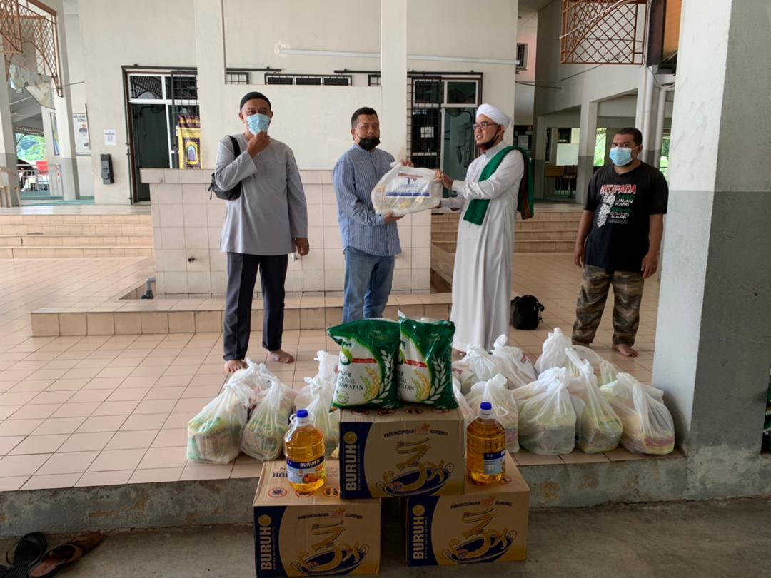 400 Families Receive Ramadan Raya Groceries - 7