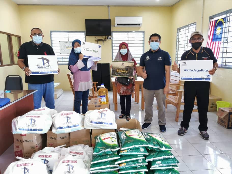 400 Families Receive Ramadan Raya Groceries - PROLINTAS