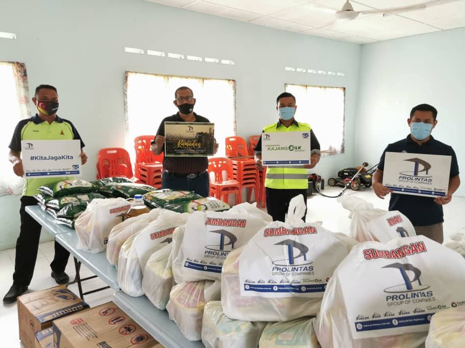 400 Families Receive Ramadan Raya Groceries - 2