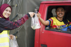 Edaran-nasi-lemak-percuma-sempena-Hari-Kebangsaan-2023-di-Lebuhraya-Kemuning-Shah-Alam-LKSA