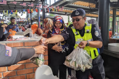 Polis-Bantuan-PROLINTAS-edar-nasi-lemak-percuma-di-RSA-Elmina-Lebuhraya-GCE