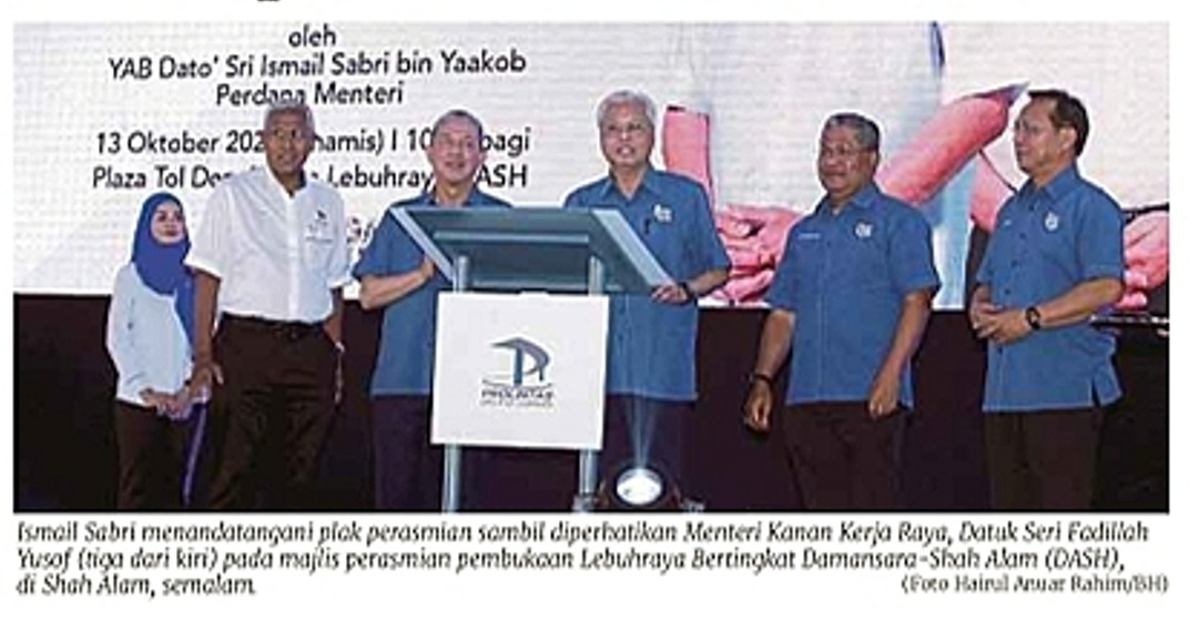 Berita Harian | Datuk Seri Ismail Sabri Yaakob menandatangani plak perasmian pembukaan Lebuhraya Bertingkat Damansara-Shah Alam (DASH)